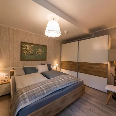 Downtown Hideout Pedestrian Zone Private Garden, Parking Card Apartment Bressanone