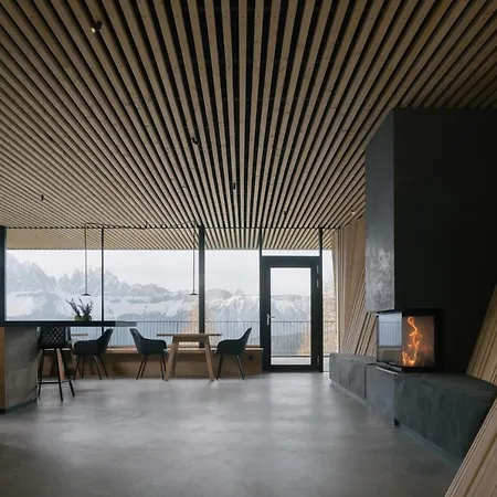 Anders Mountain 5 *